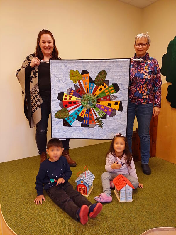 Bild vergr&ouml;&szlig;ern: Quiltspende wird entgegengenommen