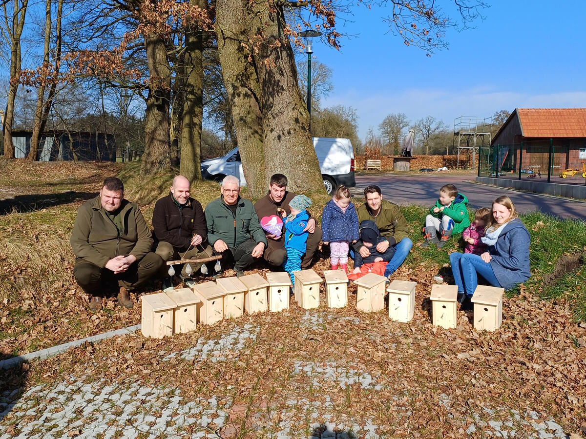 Gruppenfoto der Spendenaktion: Vogelnistkästen