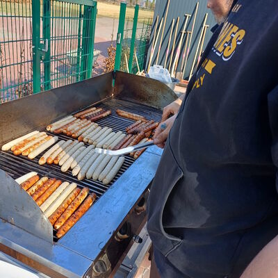 Grillende Helfer