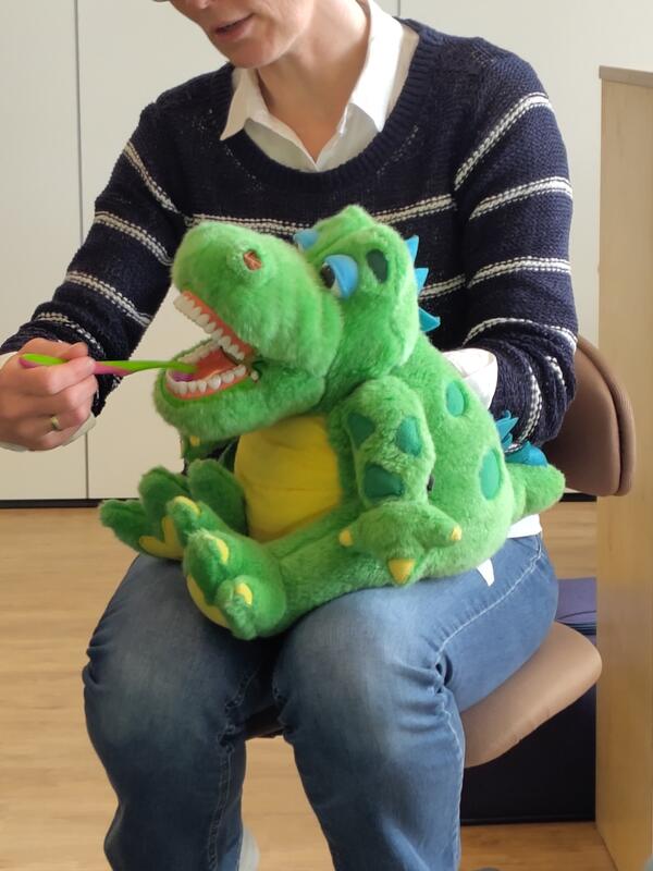 Bild vergr&ouml;&szlig;ern: Handpuppe Kroko zeigt wie man sich die Zähne richtig putzt