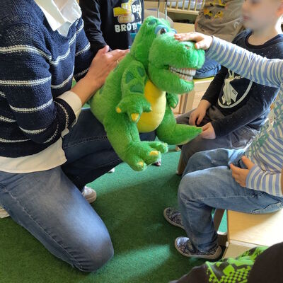 Hanpuppe Kroko begrüßt die Kinder