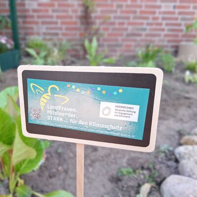 Das Foto zeigt das Schild vom Pflanzprojekt des LandFrauenverbands