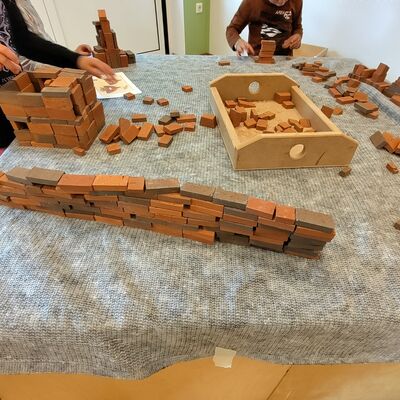 Ziegelsteinmauer aus Spielzigelsteinen