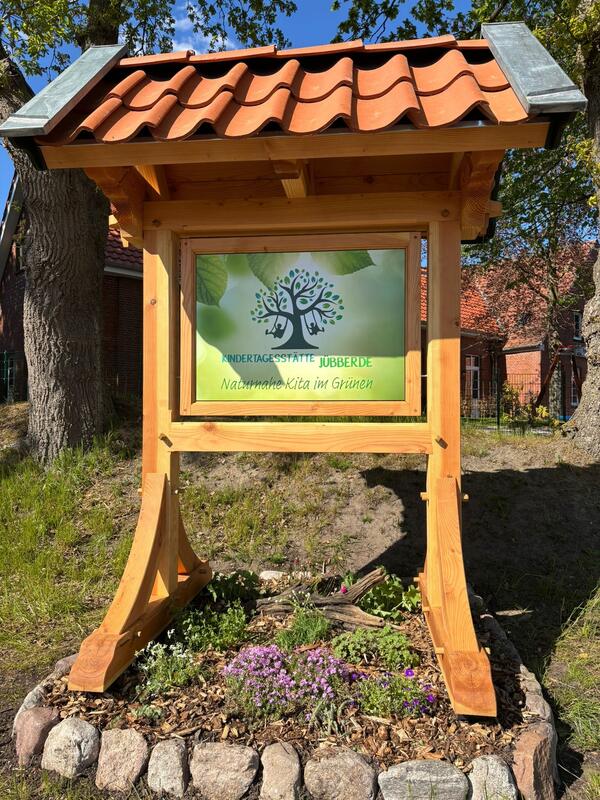 Bild vergr&ouml;&szlig;ern: Hofschild bei Sonnenschein
