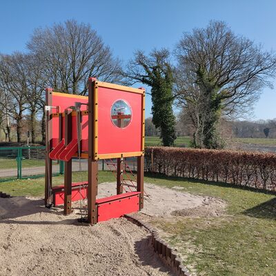 Das Bild zeigt das Spielgerüst ohne Rutsche