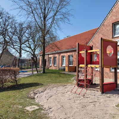 Das Bild zeigt den Sandkastenbereich mit Spielgerüst