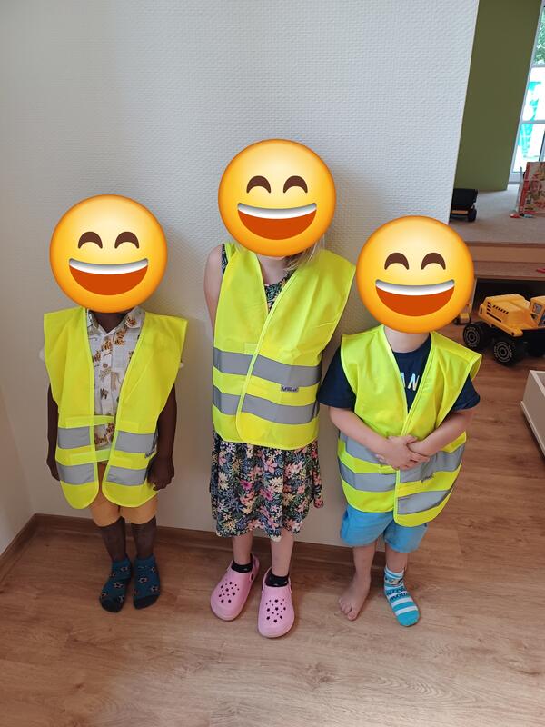 Bild vergr&ouml;&szlig;ern: Das Bild zeigt Kinder, die Westen der Vehrkerswacht Ostfriesland tragen