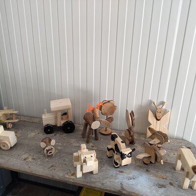 Das Bild zeigt fertige Vorlagen für Holzbastelprojekte