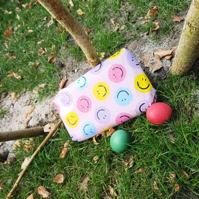 Das Bild zeigt ein Osternest mit Eiern und einem Geschenk