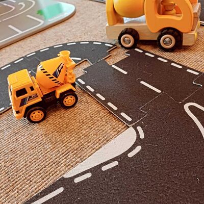 Das Bild zeigt zwei Spielzeug-Betonmischer neben einer Spielstraße auf dem Spielteppich.