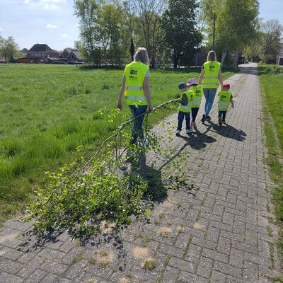 Der Birkenerntetrupp ist auf dem Rückweg zur Kita.