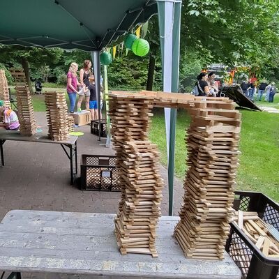 Bild vergr&ouml;&szlig;ern: Das Bild zeigt einen Nachbau einer Brücke aus Holzsteinen.