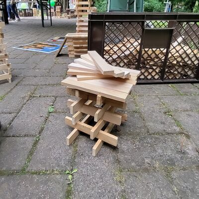 Bild vergr&ouml;&szlig;ern: Das Bild zeigt ein kleines Bauwerk aus Holzbausteinen mit Wendeltreppendach.