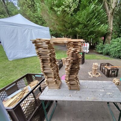 Bild vergr&ouml;&szlig;ern: Das Bild zeigt eine Brücke aus Holzsteinen mit hohen Pfeilern.