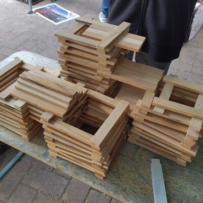 Bild vergr&ouml;&szlig;ern: Das Bild zeigt ein komplexes Hausgebilde aus Holzstäben.