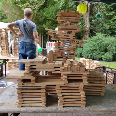 Bild vergr&ouml;&szlig;ern: Das Bild zeigt eine Seitenansicht verschiedener Bauwerke aus Holzstäben.
