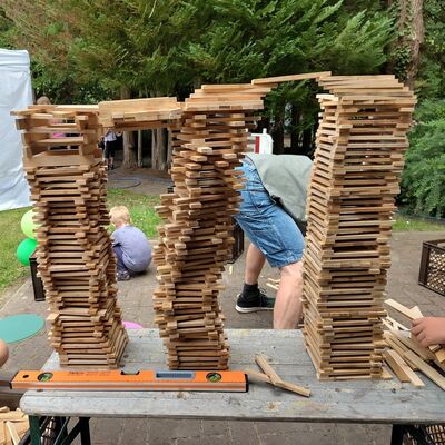 Bild vergr&ouml;&szlig;ern: Das Bild zeigt einen Nachbau der Goldengatebridge aus Holzstäben.