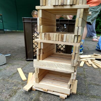 Bild vergr&ouml;&szlig;ern: Das Bild zeigt ein Bauwerk aus Holzstäben mit Holräumen.