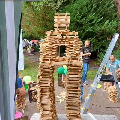 Bild vergr&ouml;&szlig;ern: Das Bild zeigt einen Nachbau des Empire Statebuildings aus New York aus Holzbausteinen.