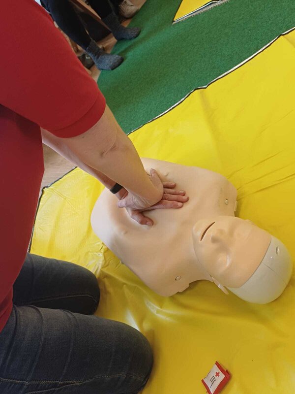 Bild vergr&ouml;&szlig;ern: Das Foto zeigt eine Demonstration einer Reanimation (Herz-Lungenmassage) an einer Übungspuppe.