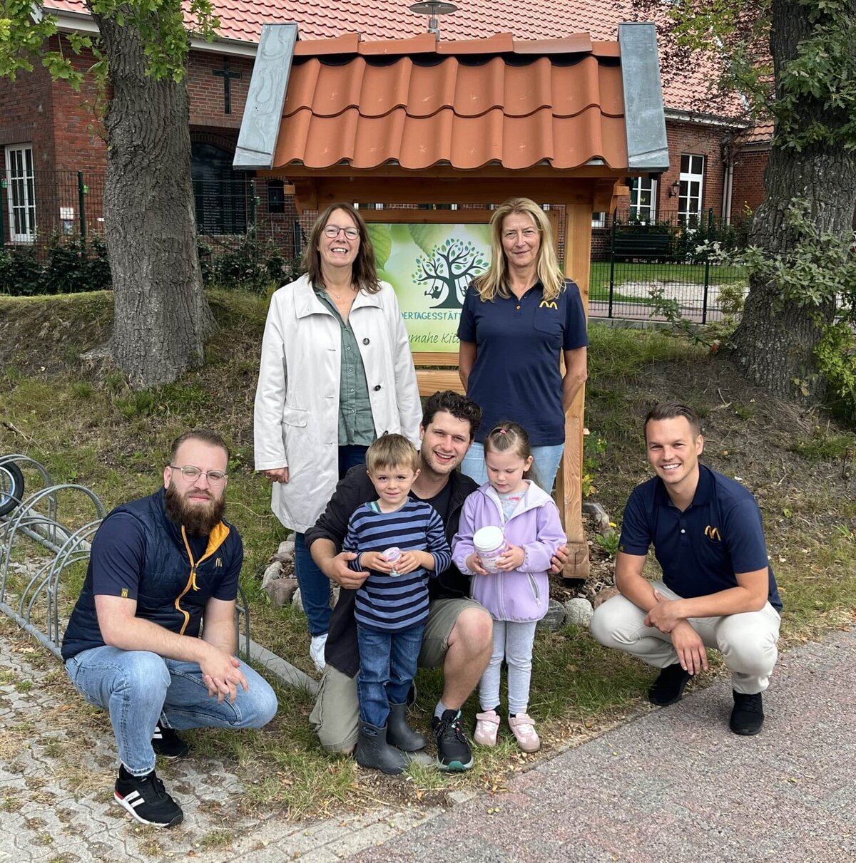 Auf dem Pressefoto sind Vertreter der MCDonaldsfiliale aus Jübberde, Beate Bäuerle von der Gemeinde Uplenen und Erzieher Finn Heckhoff mit zwei Kindern abgelichtet.