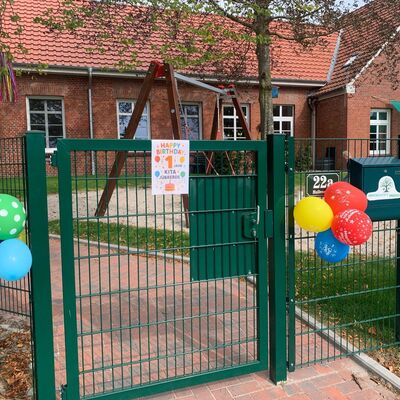 Das Bild zeigt den Eingang mit Ballons geschmückt.