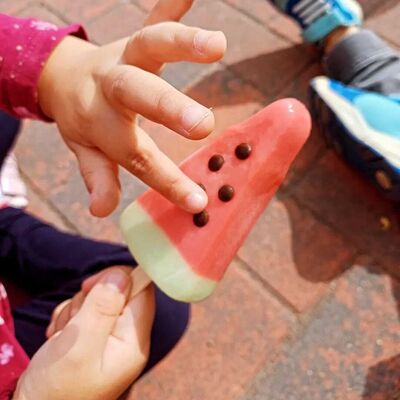 Das Bild bildet ein Eis am Stiel in Melonenform ab.