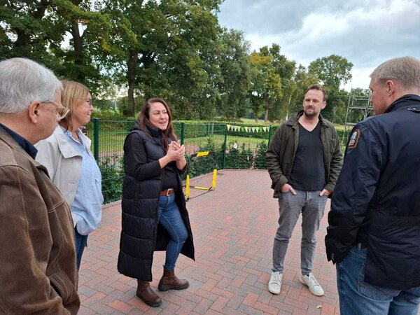 Bild vergr&ouml;&szlig;ern: Das Foto zeigt eine Gruppe von Politikern, Vertretern der Gemeinde Uplengen und die Einrichtungsleitung im regen Austausch.