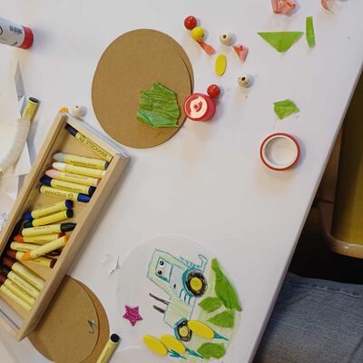 Das Foto zeigt einen Basteltisch mit Material zum Basteln von Laternen.