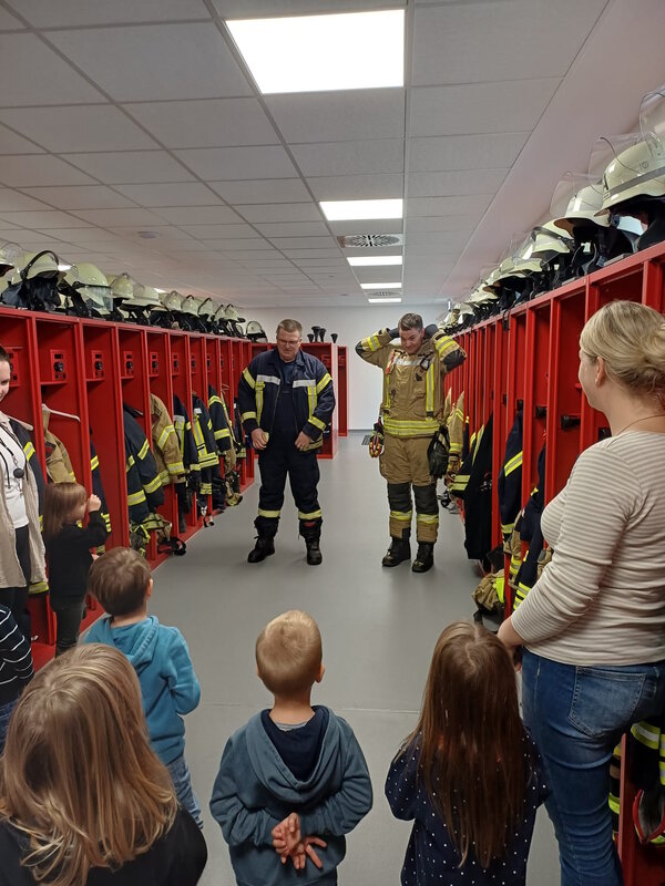 Bild vergr&ouml;&szlig;ern: Zu Besuch bei der Feuerwehr Uplengen Mitte