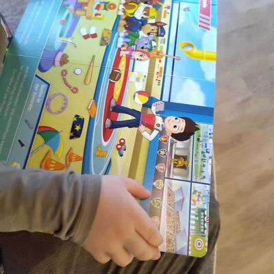 Bild vergr&ouml;&szlig;ern: Das Bild zeigt Kinderhände, die eine aufgeklappte Bilderbuchseite einer paw-Patrol-Geschichte halten.