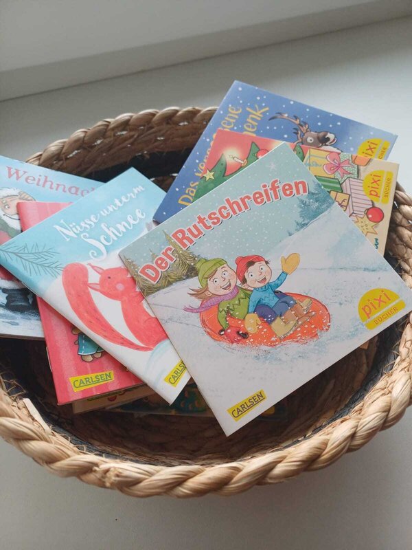 Bild vergr&ouml;&szlig;ern: Das Bild zeigt eine Schale voller Pixi-Bücher auf der Fensterbank.