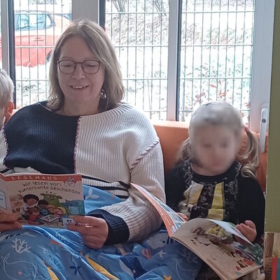 Das Foto zeigt Beate Bäuerle, die in der Leseecke Bücher vorliest.