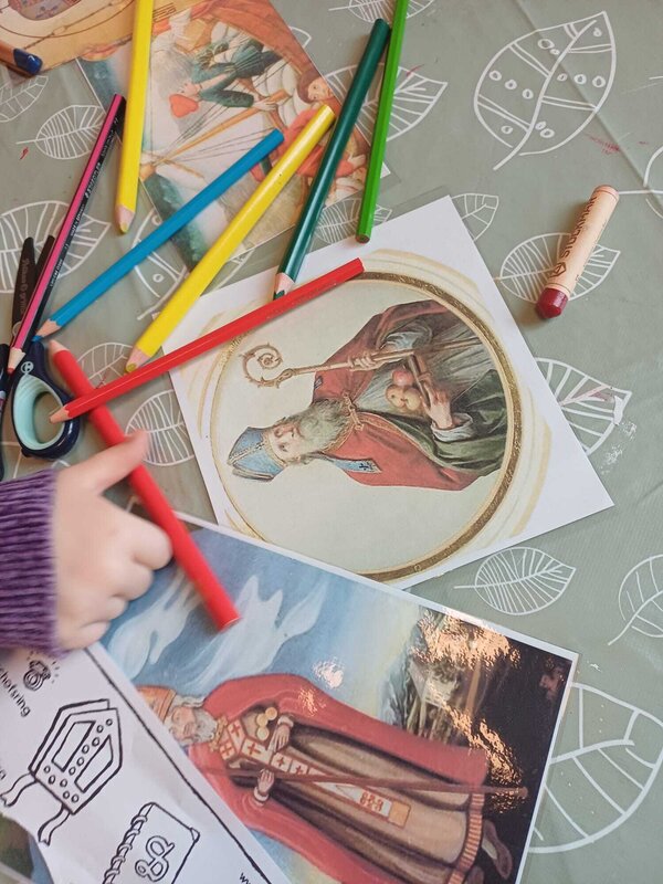 Bild vergr&ouml;&szlig;ern: Das Foto zeigt den Maltisch, ein paar Bundstifte und Fotos vom historischen Nikolaus.