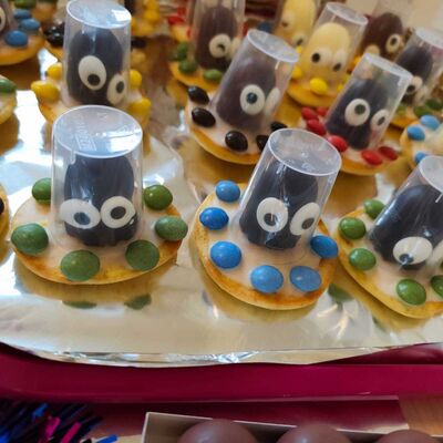 Buffet zum Motto "Weltall und Astronaut"