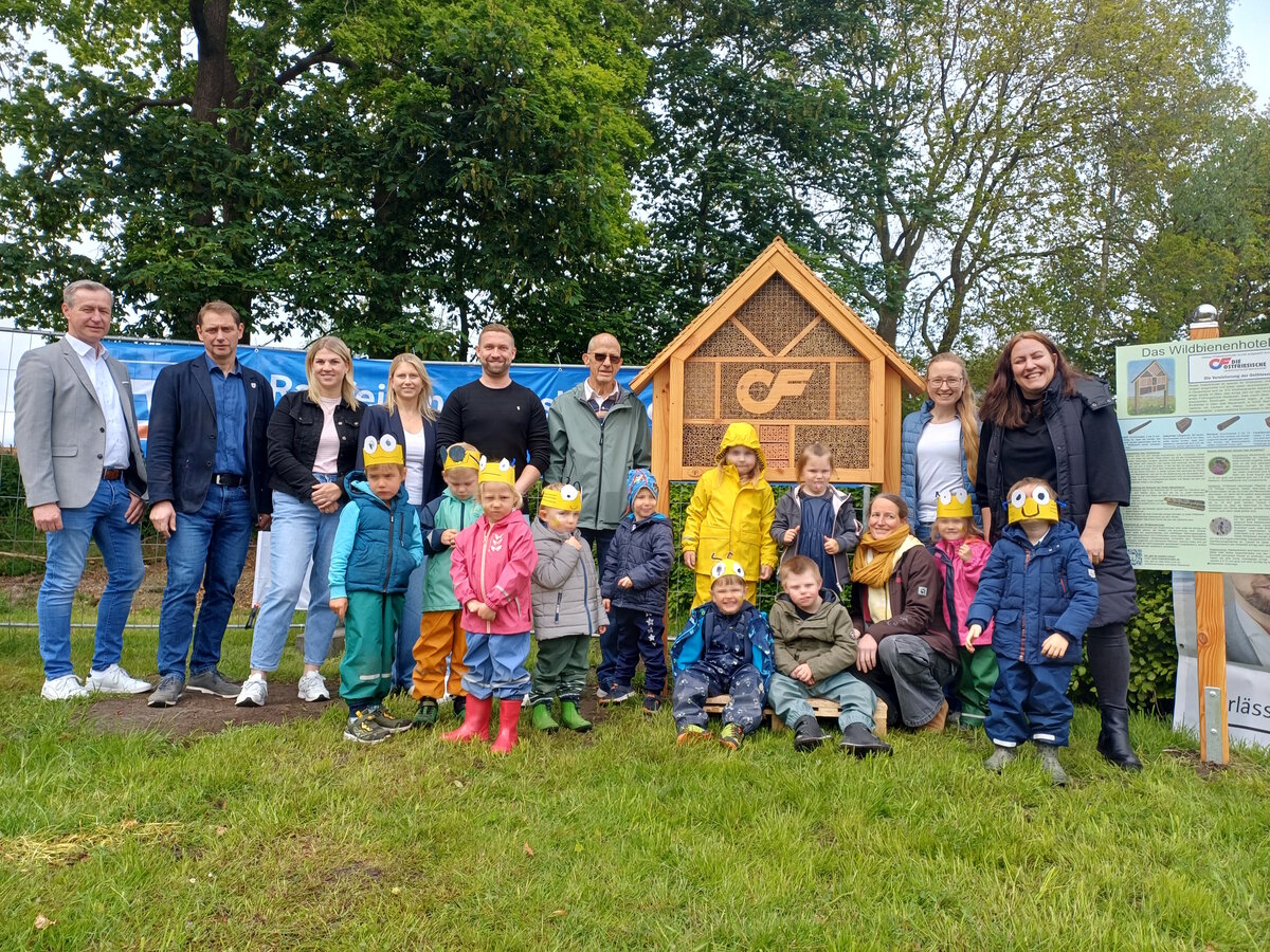 Projekt: Wildbienenhotel verbindet Generationen im Dorf