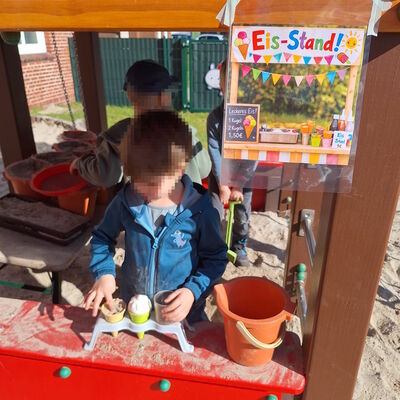 Schaum-Softeis-Verkauf auf dem Spielplatz
