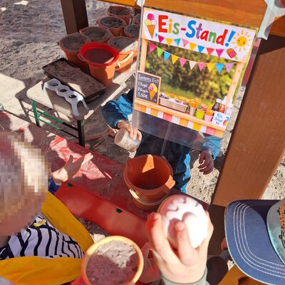 Schaum-Softeis-Verkauf auf dem Spielplatz